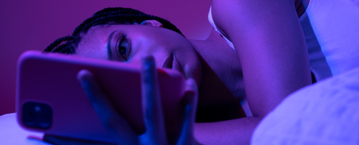 Синий  свет  смартфонов и  планшетов может стать причиной раннего полового созревания
